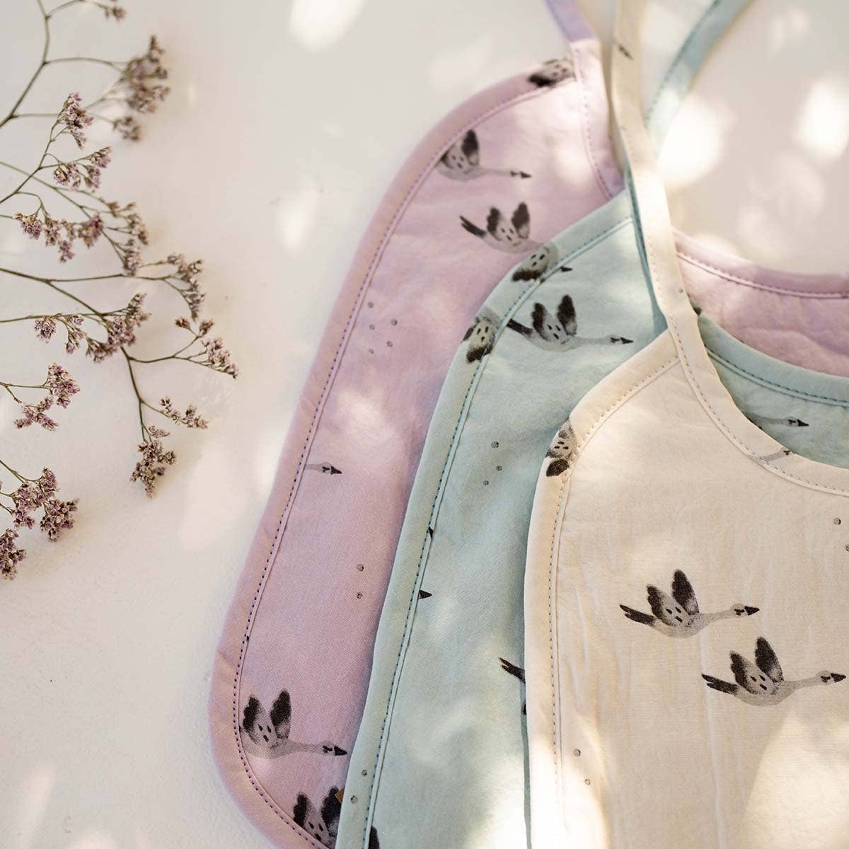 ANNA BIB GOOSE NATURAL